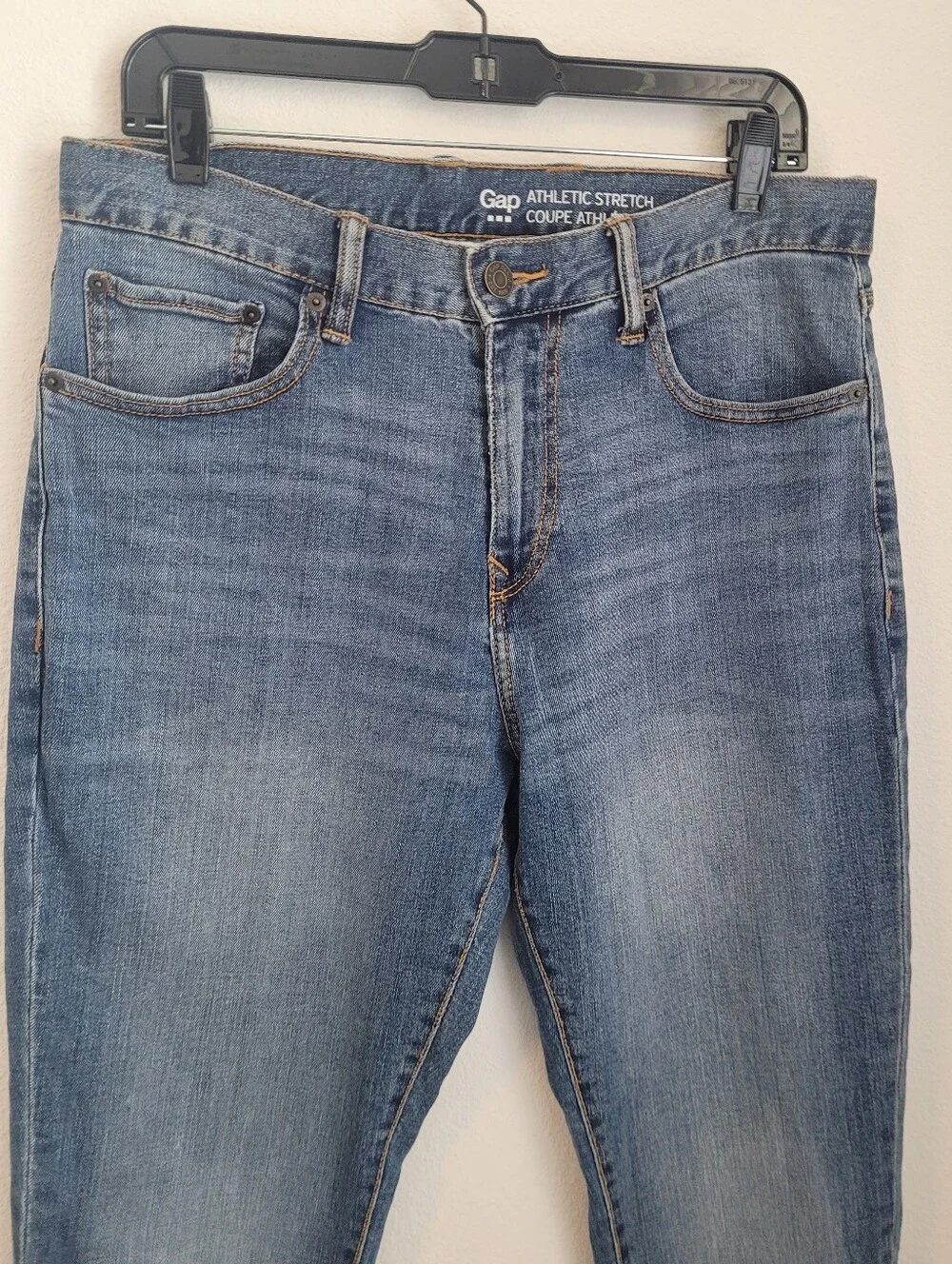 GAP Athletic Stretch Jeans Size 32x32 Medium Indigo Wash Comfort Fit Denim